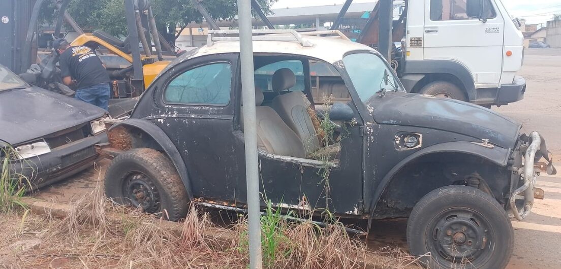 Imagem sucata de carro abandonado