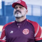 Imagem homem de barba e boné