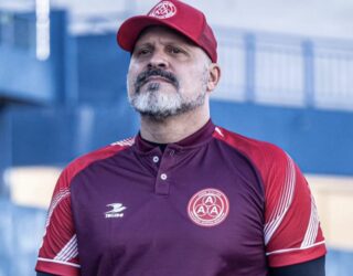 Imagem homem de barba e boné