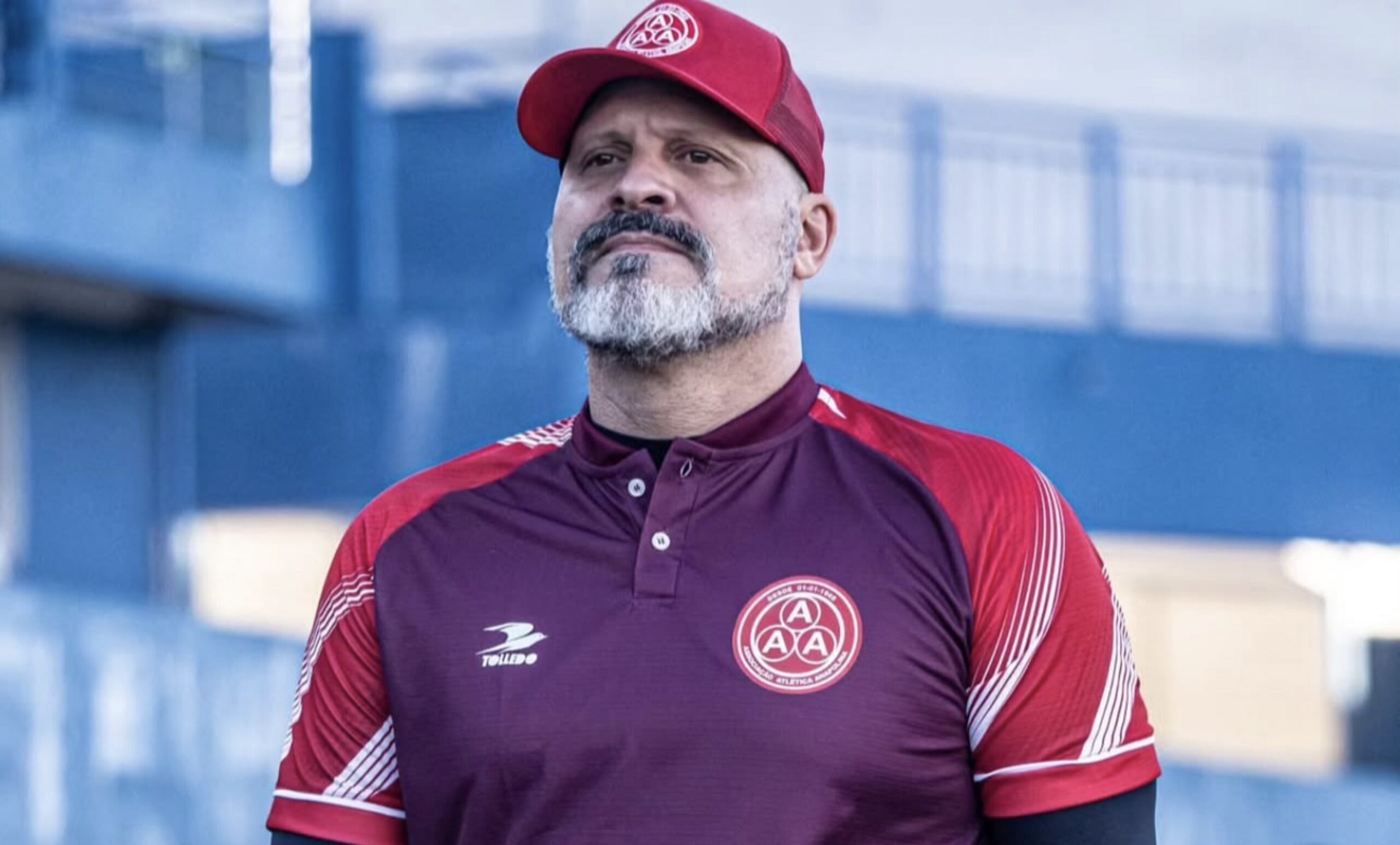 Imagem homem de barba e boné