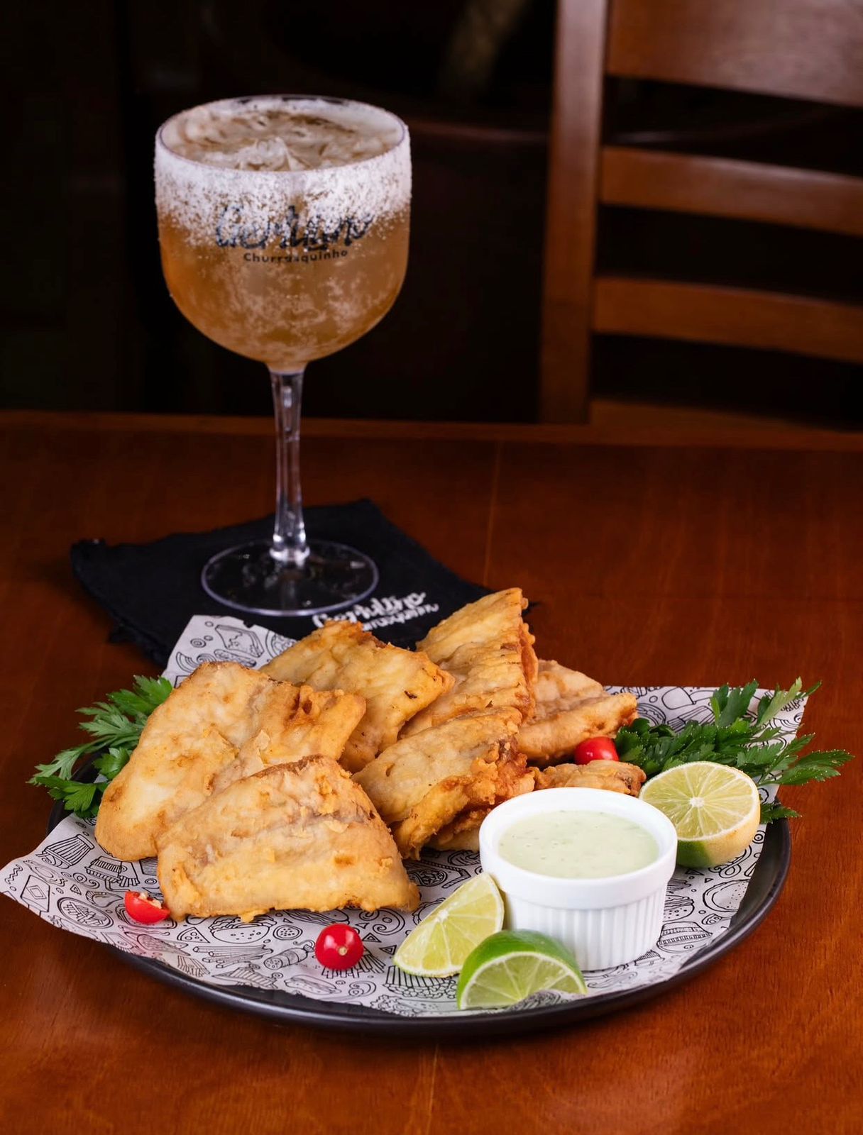 Imagem taça de cerveja com pasteis no prato