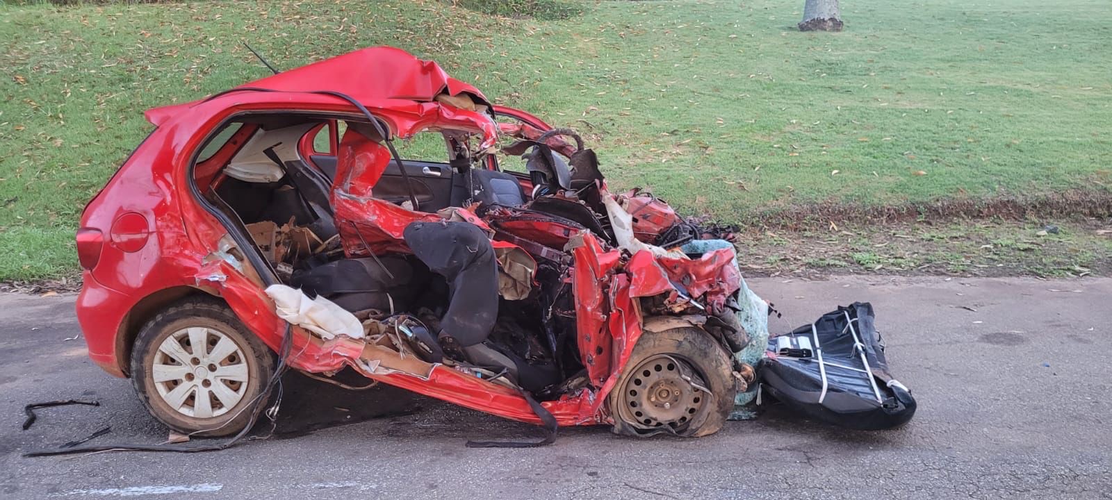 Imagem gol vermelho destruído após acidente
