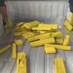 Imagem tabletes amarelos em carroceria de camionete