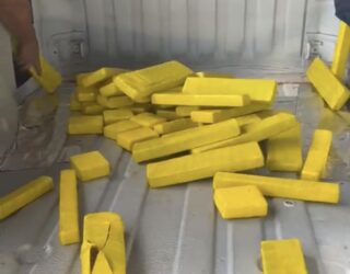 Imagem tabletes amarelos em carroceria de camionete