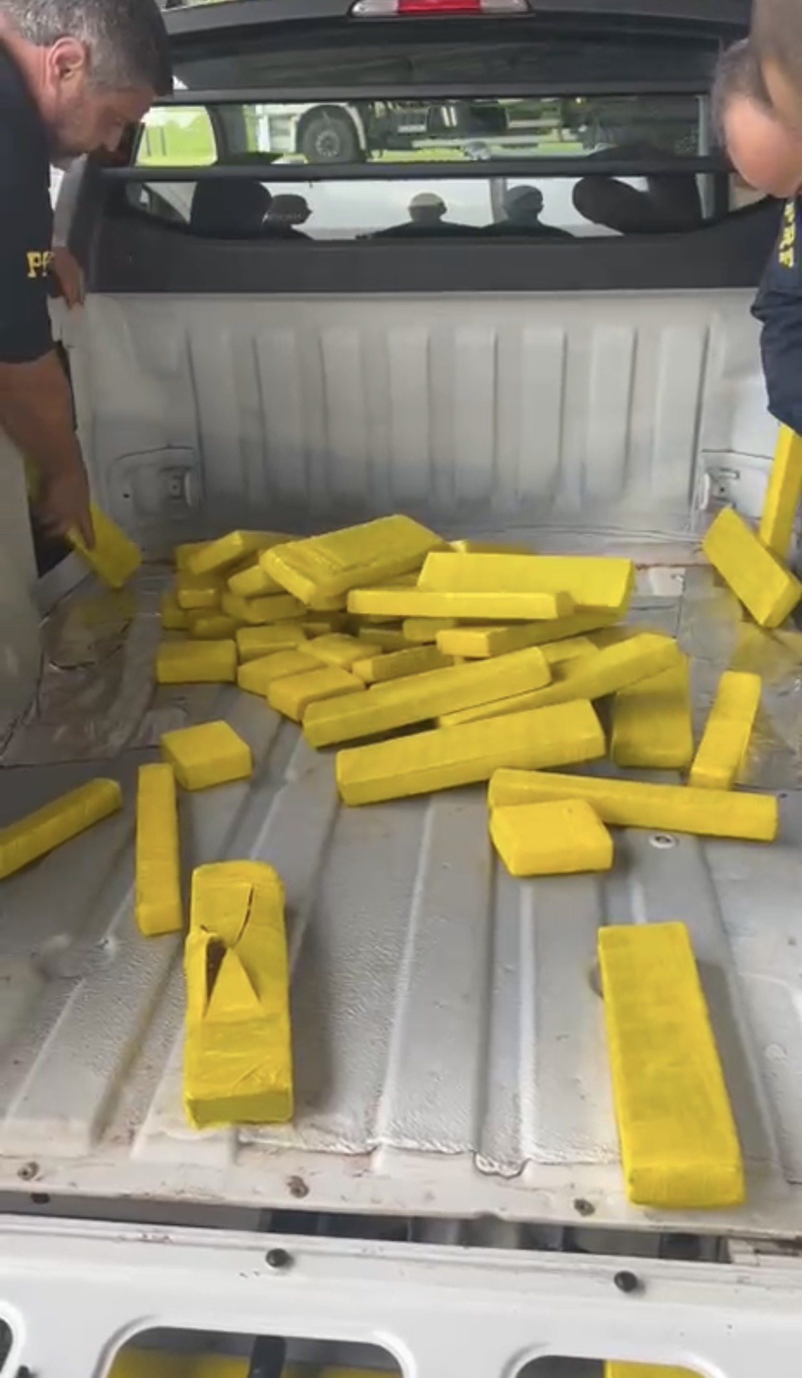 Imagem tabletes amarelos em carroceria de camionete