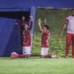 Imagem Jogadores Anapolina ajoelhados agradecendo