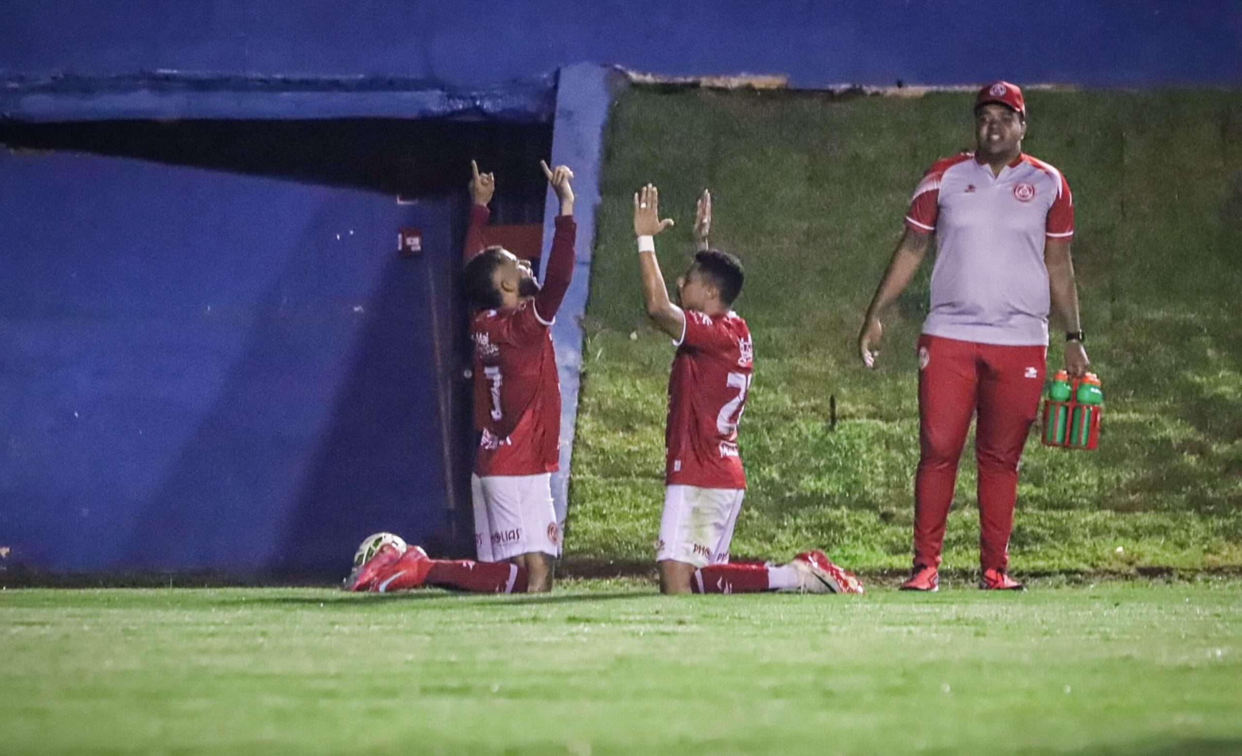 Imagem Jogadores Anapolina ajoelhados agradecendo