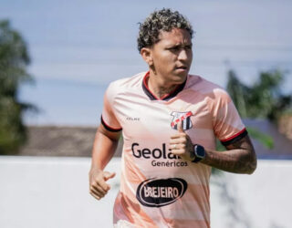 Imagem jogador camisa cor de rosa