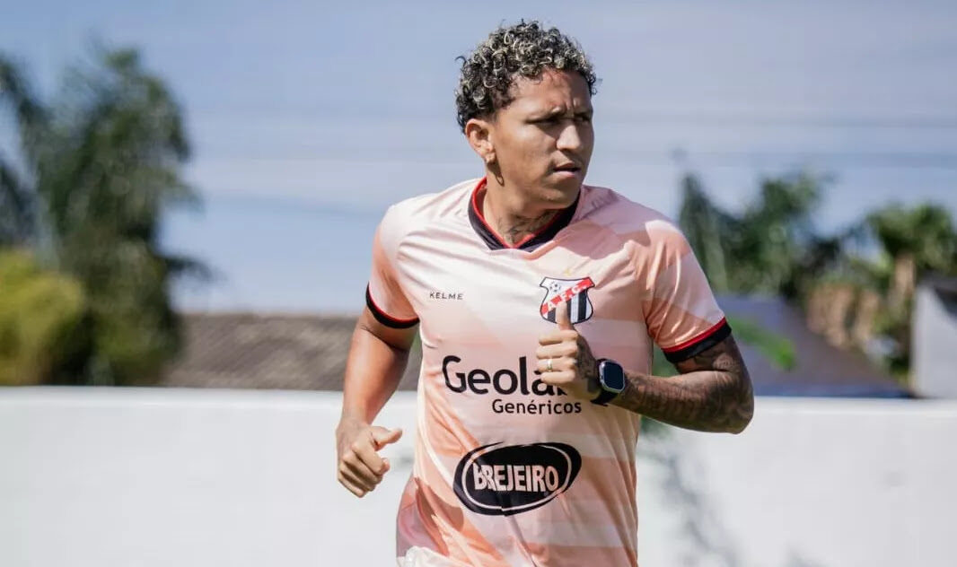 Imagem jogador camisa cor de rosa