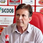 Imagem homem serio de camisa branca