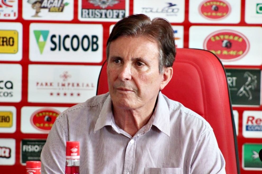 Imagem homem serio de camisa branca