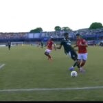 Imagem jogadores disputando a bola em campo