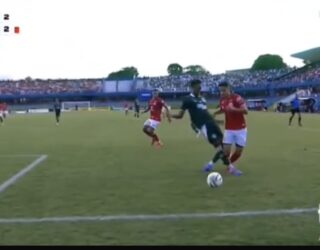 Imagem jogadores disputando a bola em campo