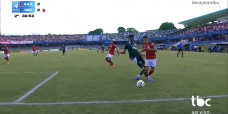 Imagem jogadores disputando a bola em campo