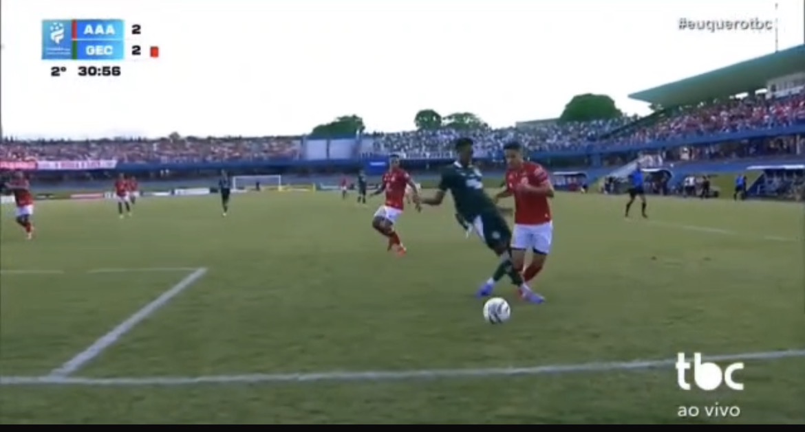 Imagem jogadores disputando a bola em campo