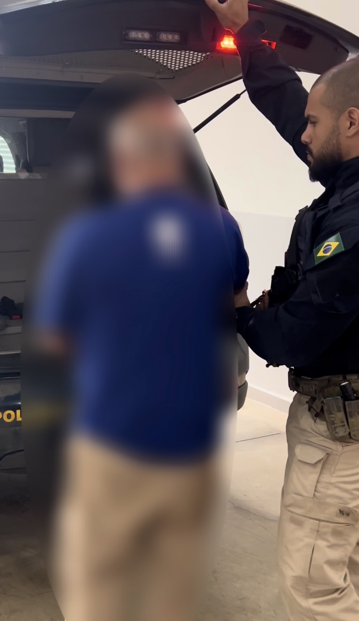 Imagem homem sendo conduzido pela policia