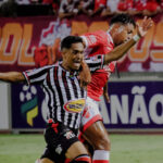 Imagem jogadores disputando a bola no jogo