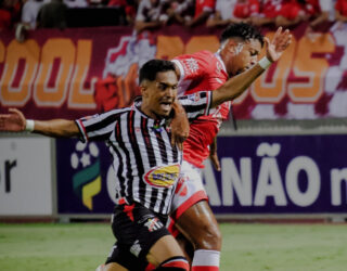 Imagem jogadores disputando a bola no jogo