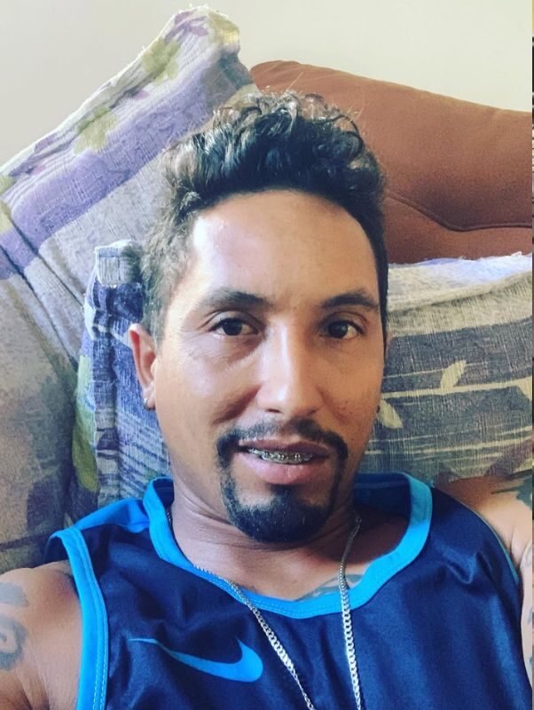 Imagem homem sorrindo camisa azul