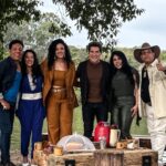 Imagem três mulheres e três homens abraçados e sorrindo