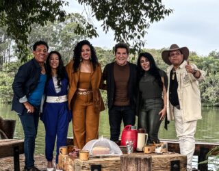 Imagem três mulheres e três homens abraçados e sorrindo