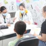 Imagem criança sentada consultoria para atendimento médico