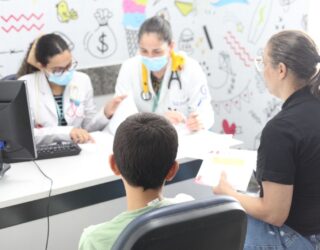 Imagem criança sentada consultoria para atendimento médico