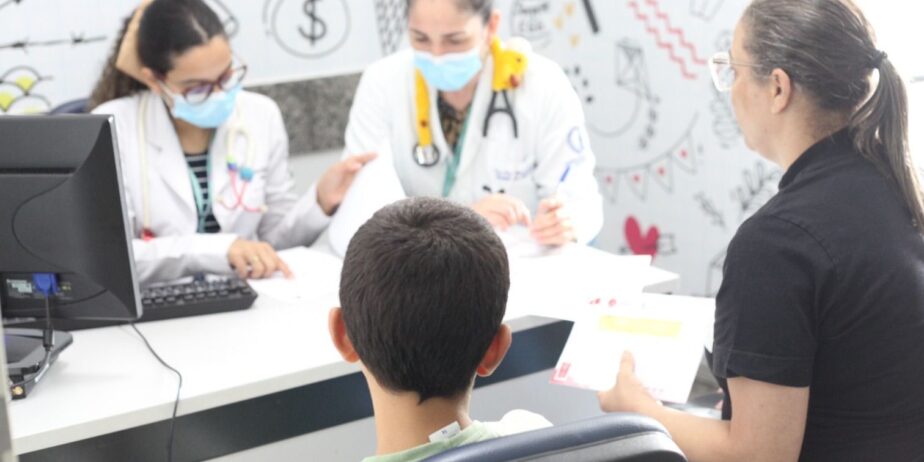 Imagem criança sentada consultoria para atendimento médico