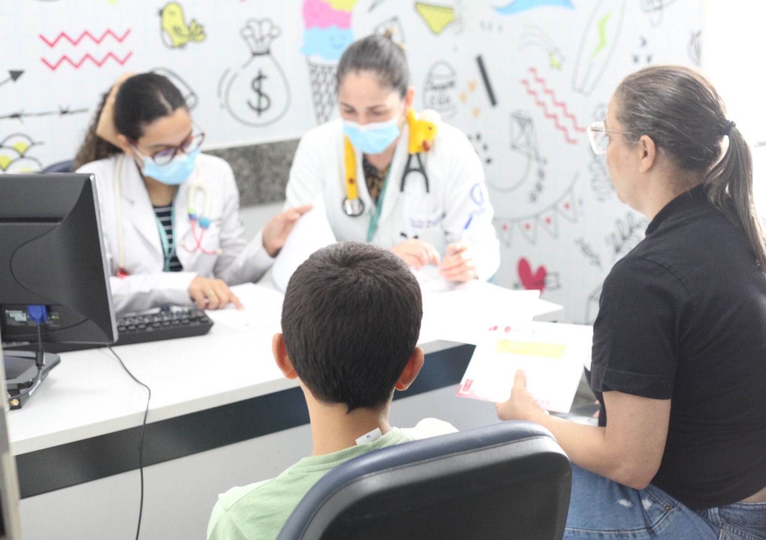 Imagem criança sentada consultoria para atendimento médico