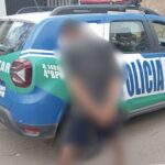 Imagem desfocada homem com braços para traz preso