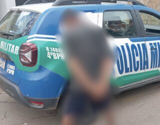 Imagem desfocada homem com braços para traz preso