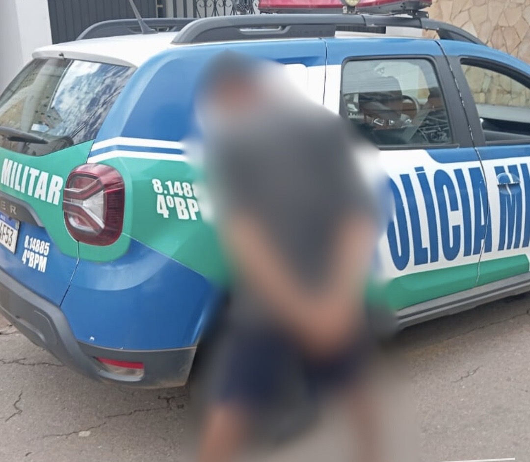 Imagem desfocada homem com braços para traz preso