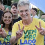 Imagem homem sorrindo com dedos para cima