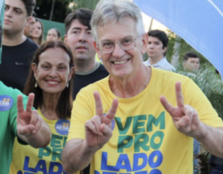 Imagem homem sorrindo com dedos para cima