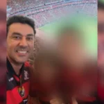 Imagem homem sorrindo ao lado duas crianças imagem desfocada