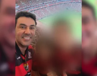 Imagem homem sorrindo ao lado duas crianças imagem desfocada