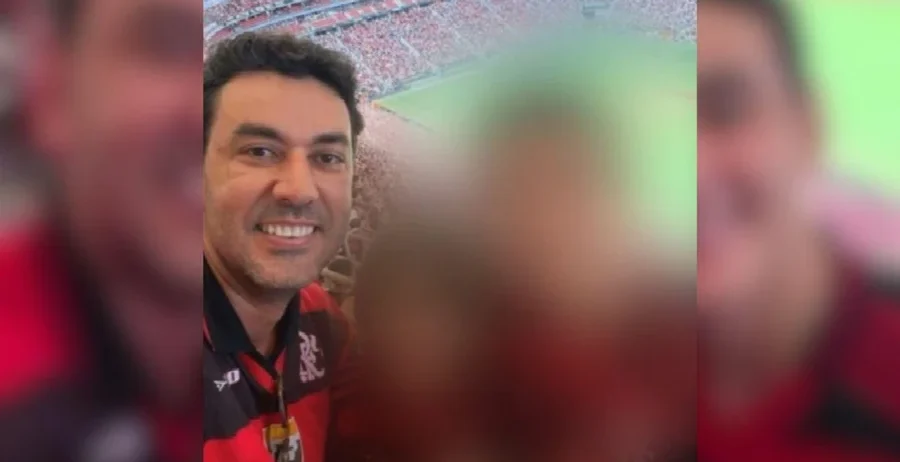 Imagem homem sorrindo ao lado duas crianças imagem desfocada