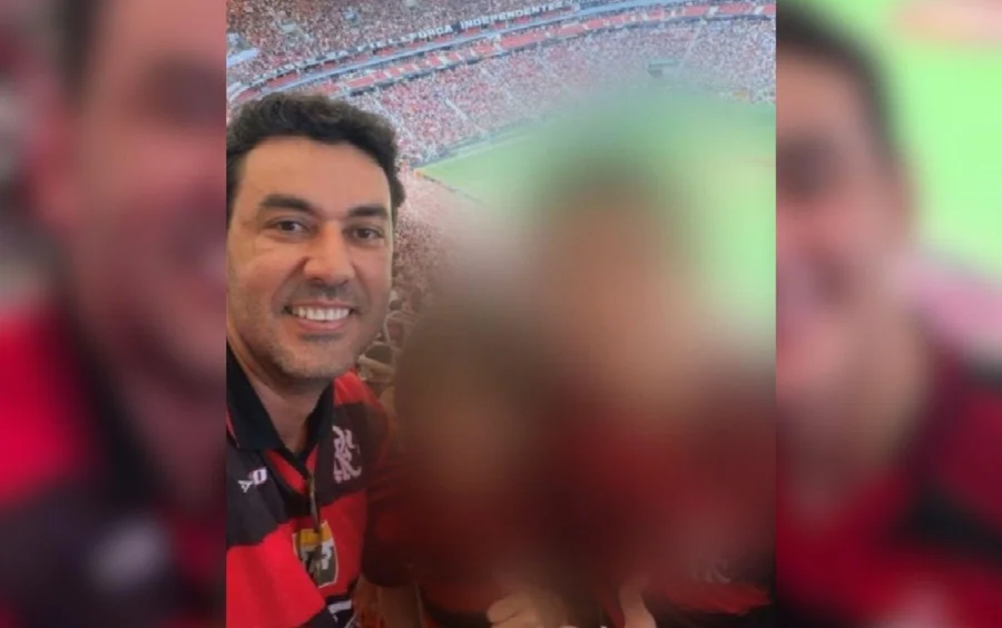 Imagem homem sorrindo ao lado duas crianças imagem desfocada