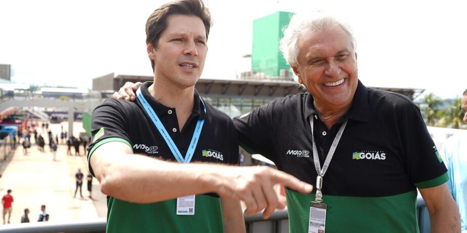 Imagem dois homens um ao lado do outro um deles aponta uma direção