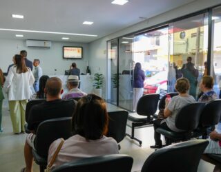 Imagem pessoas sentadas