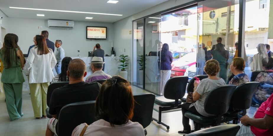 Imagem pessoas sentadas