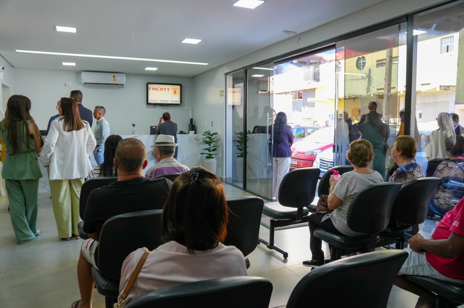 Imagem pessoas sentadas