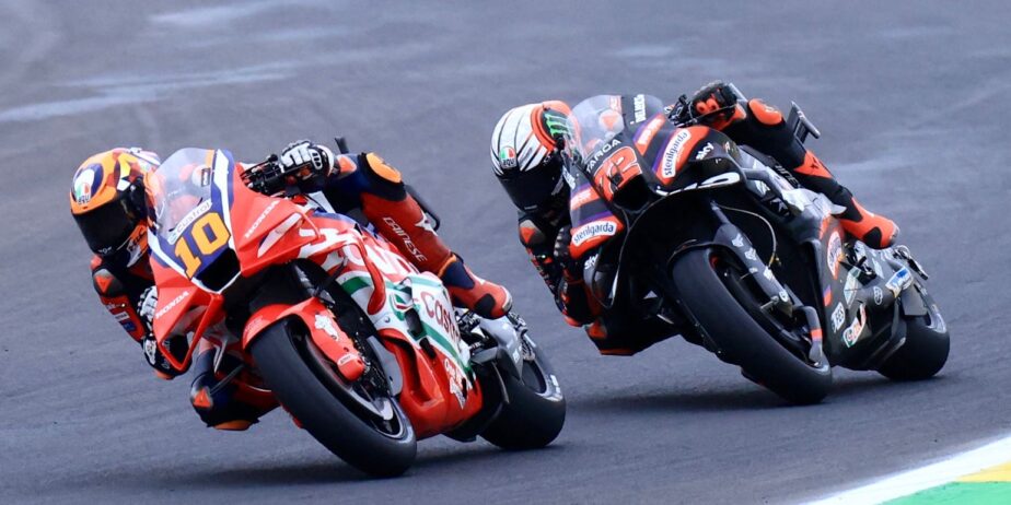 Imagem duas motos fazendo curva na písta