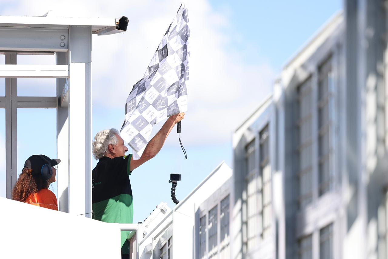 Imagem homem segurando bandeira