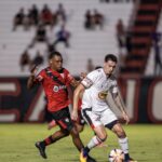 Imagem dois jogadores disputado a bola