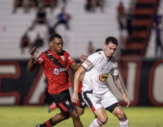 Imagem dois jogadores disputado a bola