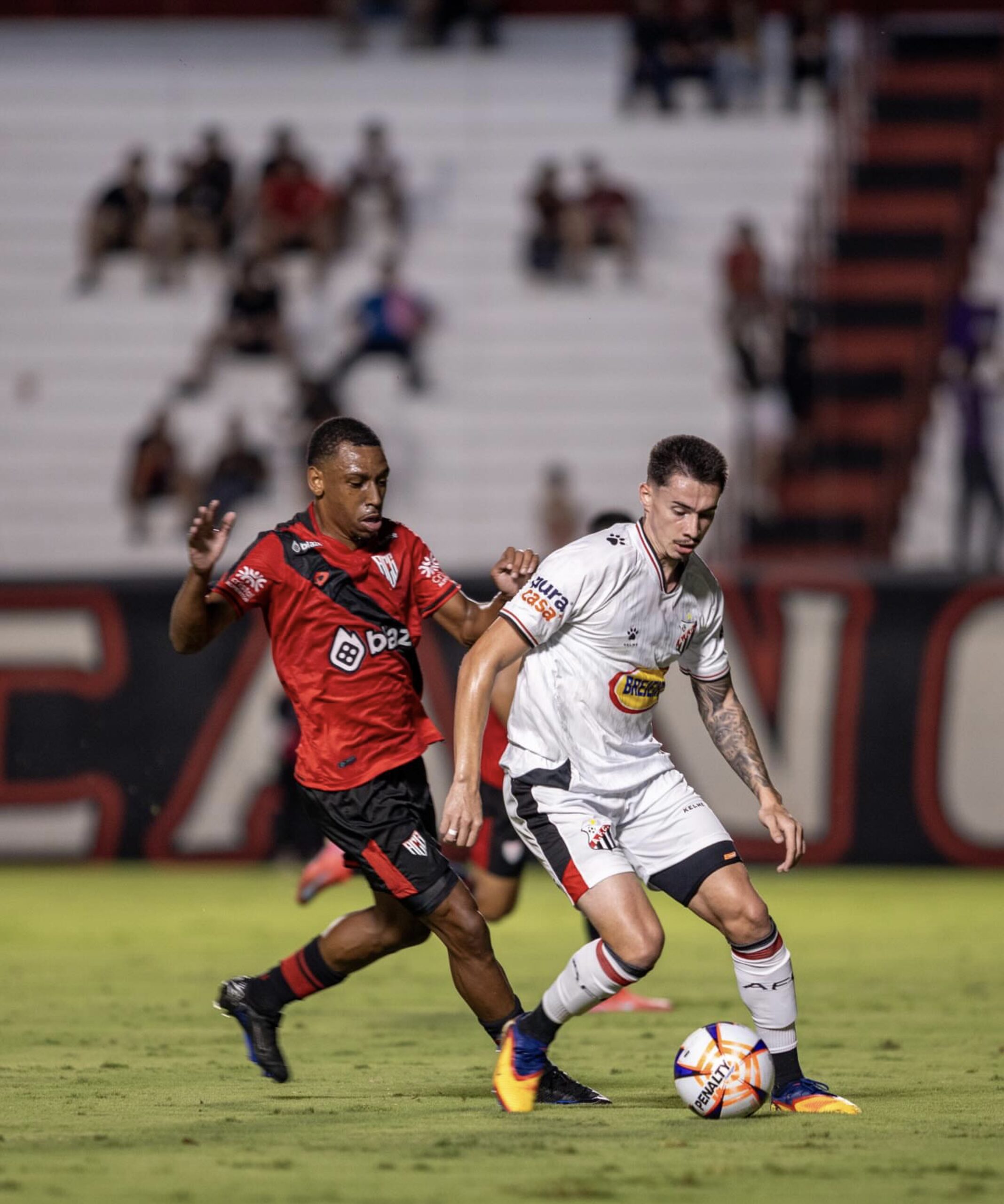 Imagem dois jogadores disputado a bola