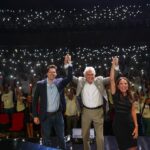 Imagem três pessoas de mãos dadas