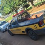 Imagem viatura em frente veiculo prata