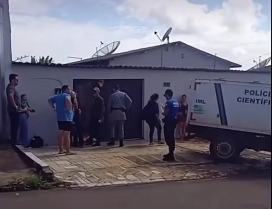 Imagem policiais e pessoas em frente uma casa